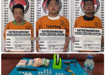 Satuan Reserse Narkoba Polres Pematangsiantar berhasil menangkap tiga orang pengedar narkotika yang lagi asyik mempaketin sabu.