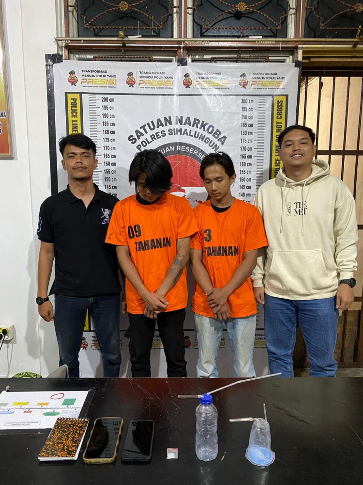 Foto kedua tersangka dan barang bukti yang dimankan Polres Simalungun.