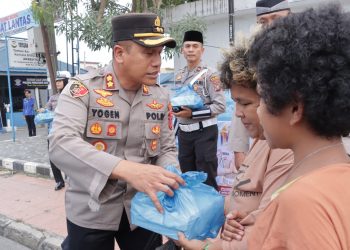 Sat Lantas Polres Pematangsiantar melaksanakan pembagian takjil kepada masyarakat pengguna jalan yang tertib lalulintas, tepat di depan Mako Sat Lantas, Jl. Sangnaualuh, Kota Pematangsiantar, pada Rabu (5/3/2025) sore.