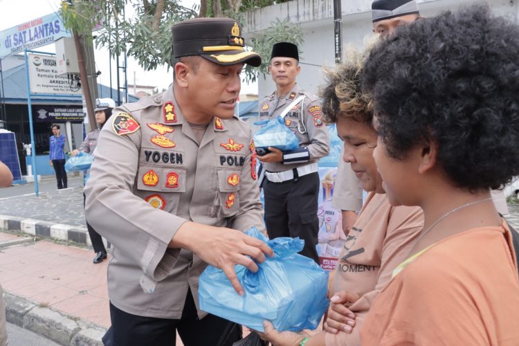 Sat Lantas Polres Pematangsiantar melaksanakan pembagian takjil kepada masyarakat pengguna jalan yang tertib lalulintas, tepat di depan Mako Sat Lantas, Jl. Sangnaualuh, Kota Pematangsiantar, pada Rabu (5/3/2025) sore.