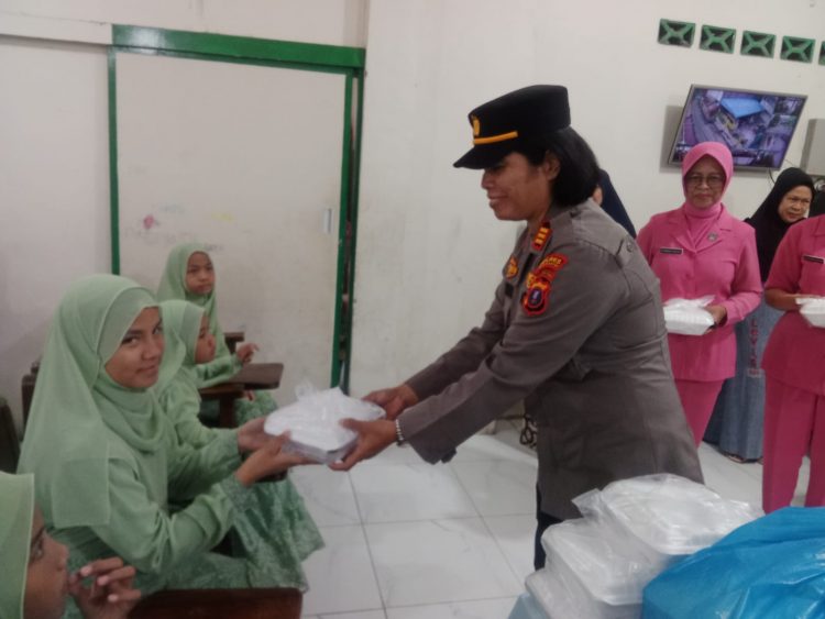 Polsek Sianțar Utara berbagi takjil kepada Anak Yatim Panti Asuhan Putri Aisyiyah Muhammadiyah, pada Kamis (20/3/2025) sore, pukul : 16.00 WIB.