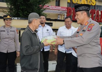 Kapolres Pematangsiantar, AKBP Yogen Heroes Baruno SH, SIK, berbagi takjil kepada masyarakat, di depan Mako Polres Pematangsiantar, pada Senin (10/3/2025) sore.