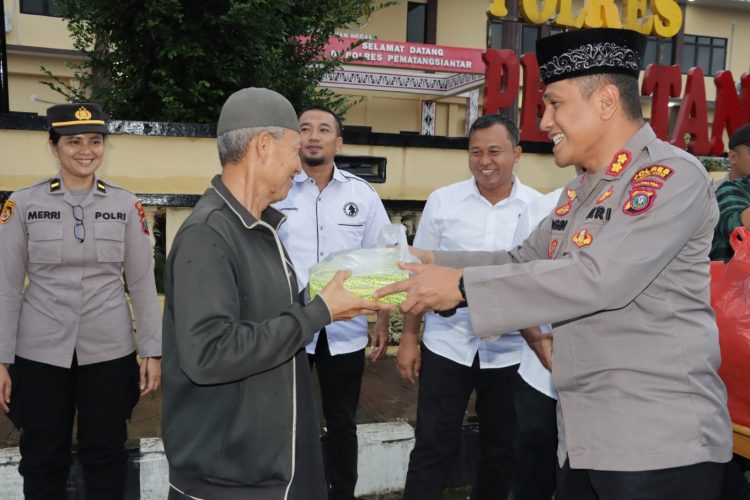 Kapolres Pematangsiantar, AKBP Yogen Heroes Baruno SH, SIK, berbagi takjil kepada masyarakat, di depan Mako Polres Pematangsiantar, pada Senin (10/3/2025) sore.