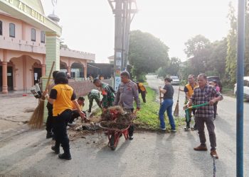 Kapolsek Siantar Utara, AKP Jahrona Sinaga SH, pimpin kurve atau kebersihan di Mesjid Al Hilal, Jl. Bahkapul Kanan, Kelurahan Sigulang – gulang, Kecamatan Siantar Utara, Kota Pematangsiantar, pada Jumat (7/3/2025) pagi, pukul 08.00 WIB.