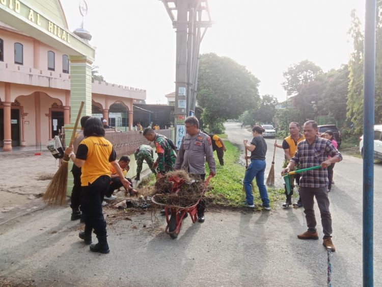 Kapolsek Siantar Utara, AKP Jahrona Sinaga SH, pimpin kurve atau kebersihan di Mesjid Al Hilal, Jl. Bahkapul Kanan, Kelurahan Sigulang – gulang, Kecamatan Siantar Utara, Kota Pematangsiantar, pada Jumat (7/3/2025) pagi, pukul 08.00 WIB.
