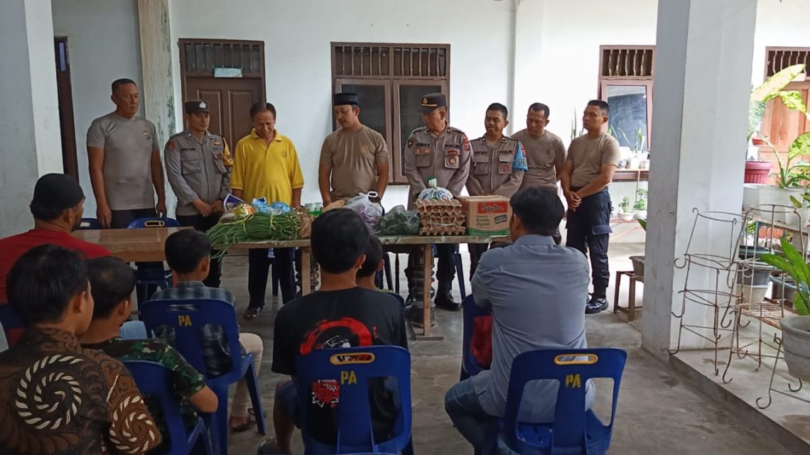 Kapolsek Sianțar Barat, IPTU Dian Putra, S.Sos.I, MH, bersama jajaran, melaksanakan kegiatan bakti sosial (Baksos), di Masjid As Soleh dan Panti Asuhan Taruna Melati Muhammadiyah, pada Selasa (18/3/2025) pagi, sekira pukul 09. 00 WIB.