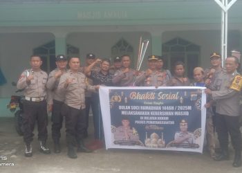 Polsek Siantar Martoba melaksanakan kurve atau kebersihan lingkungan Masjid Amalia, di Jl. Pdt. JW. Saragih Pematangsiantar, pada  Selasa (11/3/2025) pagi