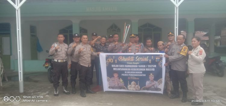 Polsek Siantar Martoba melaksanakan kurve atau kebersihan lingkungan Masjid Amalia, di Jl. Pdt. JW. Saragih Pematangsiantar, pada  Selasa (11/3/2025) pagi