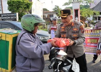 Kapolres Pematangsiantar, AKBP Yogen Heroes Baruno SH, SIK, bersama jajarannya,tak henti - hentinya menebar kebaikan dengan berbagi takjil kepada masyarakat saat menjelang berbuka puasa.