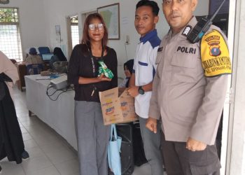 Bhabinkamtibmas Kelurahan Sipinggol – pinggol, BRIPKA Agus. R, menghadiri sosialisasi pembalut kain cuci ulang dan pembagian sabun cuci piring 450 ml secara gratis, di Kantor Lurah Sipinggol – pinggol, pada Kamis (6/3/2025) siang.