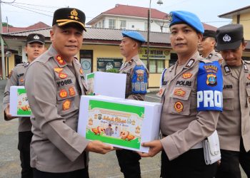 Kapolres Pematangsiantar, AKBP Yogen Heroes Baruno, S.H, S.I.K, menyerahkan bingkisan paket lebaran kepada perwakilan personel, ASN, dan PHL Polres Pematangsiantar.