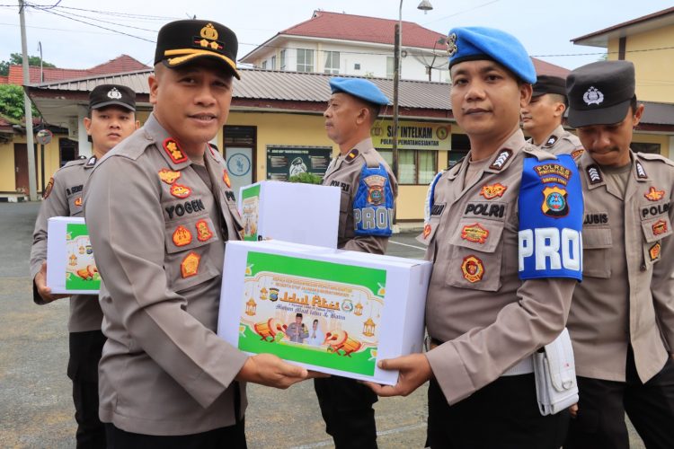 Kapolres Pematangsiantar, AKBP Yogen Heroes Baruno, S.H, S.I.K, menyerahkan bingkisan paket lebaran kepada perwakilan personel, ASN, dan PHL Polres Pematangsiantar.