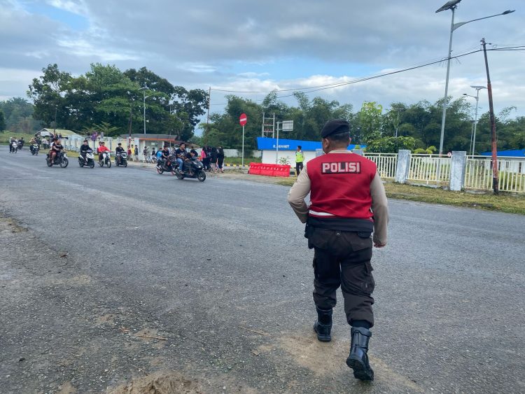 Satuan Samapta Polres Pematangsiantar gerak cepat membubarkan kegiatan asmara subuh, di depan Terminal Tanjung Pinggir, Jln. Utsmansyah Saragih, Kelurahan Tanjung Tongah, Kecamatan Siantar Martoba, Kota Pematangsiantar, pada Sabtu (1/3/2025) pagi, pukul 08.00 WIB.