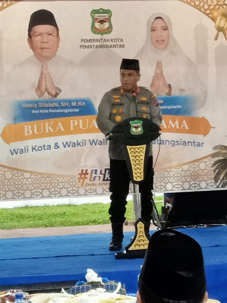 Kapolres Pematangsiantar, AKBP Yogen Heroes Baruno SH, SIK, saat hadiri buka puasa bersama DPRD dan Forkopimda Pematangsiantar, di rumah dinas Wali Kota Pematangsiantar, pada Senin (10/3/2025) sore.