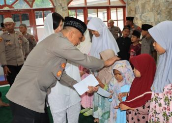 Keluarga besar Polres Pematangsiantar dan Bhayangkari Cabang Kota Pematangsiantar menggelar buka puasa, bersama anak anak yatim Jalan Nagur, bertempat di Masjid Safarul Qodri Polres Pematangsiantar, pada Senin (17/3/2025) sore, sekira pukul 17.00 WIB.