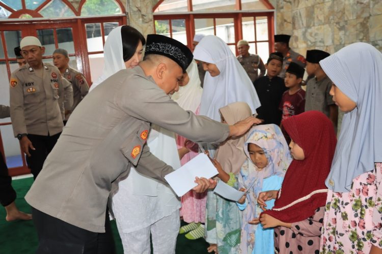 Keluarga besar Polres Pematangsiantar dan Bhayangkari Cabang Kota Pematangsiantar menggelar buka puasa, bersama anak anak yatim Jalan Nagur, bertempat di Masjid Safarul Qodri Polres Pematangsiantar, pada Senin (17/3/2025) sore, sekira pukul 17.00 WIB.