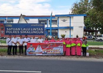 Sat Reskrim Polres Simalungun membagikan takjil kepada masyarakat, di Jalan Asahan KM VII, depan Kantor Sat Lantas Polres Simalungun, pada Rabu (12/03/2025) sore.