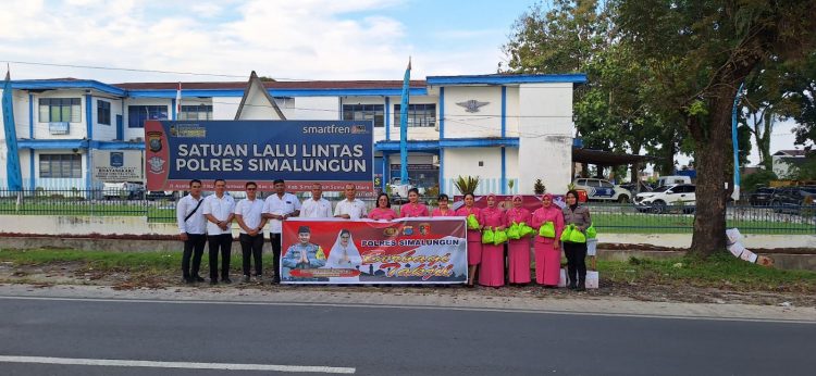 Sat Reskrim Polres Simalungun membagikan takjil kepada masyarakat, di Jalan Asahan KM VII, depan Kantor Sat Lantas Polres Simalungun, pada Rabu (12/03/2025) sore.