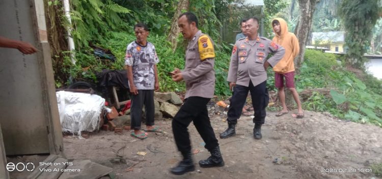 Kapolsek Siantar Martoba, AKP Restuadi SH, bersama personil, melakukan pengecekan bencana alam tanah longsor yang terletak di Jalan Amaliyah Blok 9, Kelurahan Bah Sorma, Kecamatan Siantar Sitalasari, Kota Pematangsiantar, pada Jumat (28/2/2025) sore.