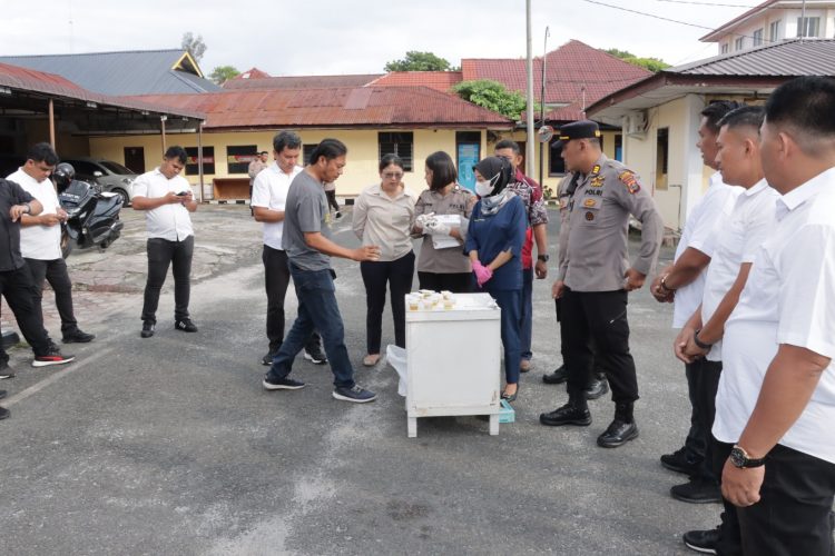 26 orang personil Sat Narkoba Polres Pematangsiantar mendadak tes urine, pada Rabu (05/03/2025) pagi.