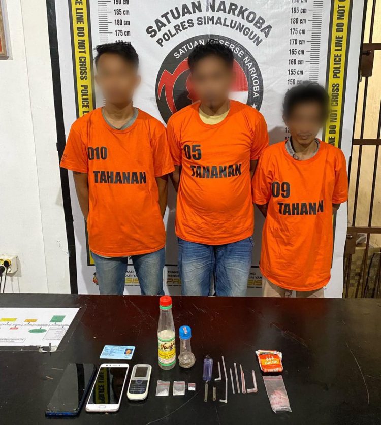 Foto ketiga tersangka dan barang bukti yang diamankan Polisi.