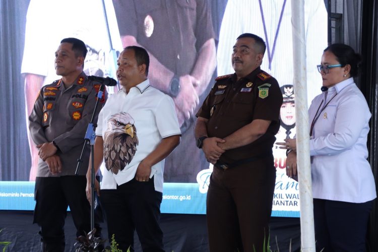 Kapolres Pematangsiantar, AKBP Yogen Heroes Baruno SH, SIK, menghadiri acaara ramah tamah dengan Wali Kota dan Wakil Wali Kota Pematangsiantar, Wesly Silalahi SH MKn dan Herlina, di Rumah Dinas Wali Kota, pada Senin (3/3/2025) sore.