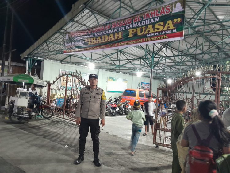 Pastikan ibadah sholat tarawih di Mesjid berjalan aman, Bhabinkamtibmas Polsek Siantar Utara melakukan patroli.