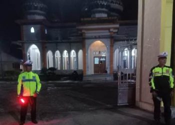 Satlantas Polres Simalungun melaksanakan kegiatan Blue Light Patrol (BLP), pengamanan, dan pengaturan lalu lintas, di beberapa masjid saat pelaksanaan sholat subuh.