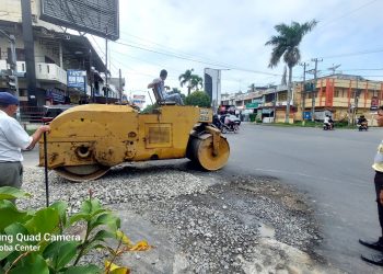 PT Sumatra Tobacco Trading Company (PT. STTC) Kota Pematangsiantar memperbaiki jalan rusak di kawasan jalan Pendeta Justin Sihombing, Kelurahan Merdeka, Kecamatan Siantar Timur, Kota Pematangsiantar.