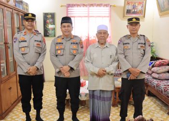 Kapolres Pematangsiantar, AKBP Yogen Heroes Baruno SH, SIK, kunjungi kediaman Ketua Majelis Ulama Indonesia  (MUI) Kota Pematangsiantar, Ustadz Drs. H. M Ali Lubis, pada Kamis (13/3/2025) pagi.