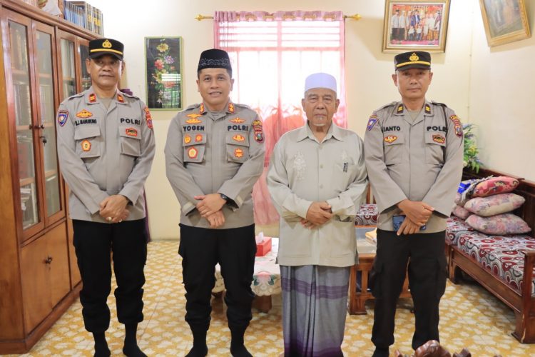 Kapolres Pematangsiantar, AKBP Yogen Heroes Baruno SH, SIK, kunjungi kediaman Ketua Majelis Ulama Indonesia  (MUI) Kota Pematangsiantar, Ustadz Drs. H. M Ali Lubis, pada Kamis (13/3/2025) pagi.