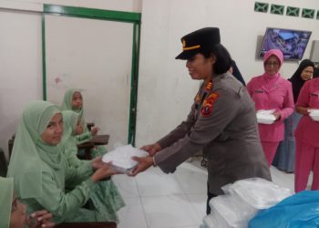 Polsek Sianțar Utara berbagi takjil kepada Anak Yatim Panti Asuhan Putri Aisyiyah Muhammadiyah, pada Kamis (20/3/2025) sore, pukul : 16.00 WIB.