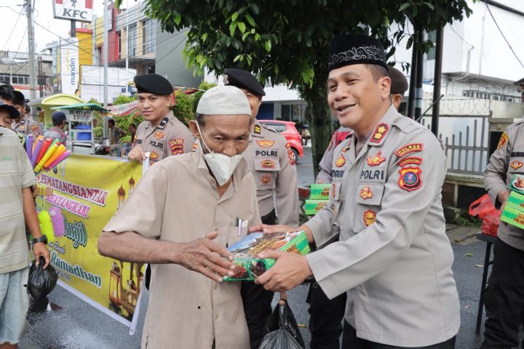 Kapolres Pematangsiantar, AKBP Yogen Heroes Baruno SH, SIK, bersama personil Satuan Samapta menggelar berbagi takjil kepada masyarakat, pada Jumat (14/3/2025) sore.