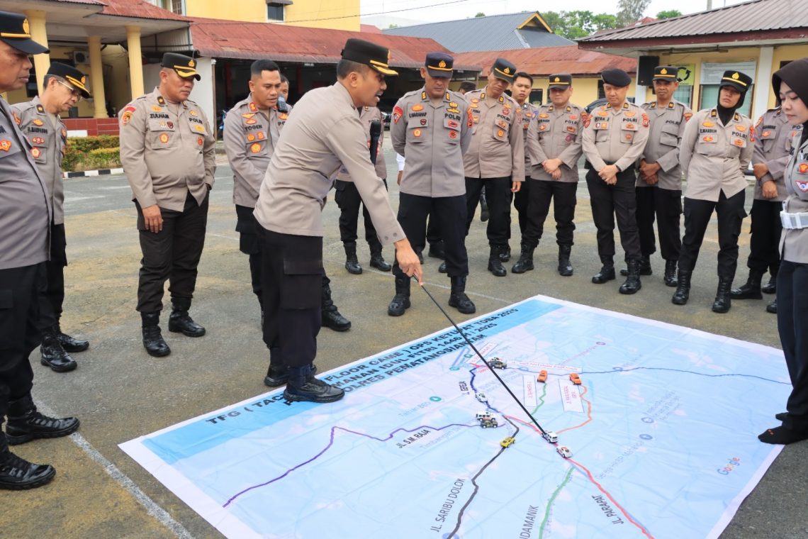 Suasana penggelaran  Tactical Floor Game (TFG) dalam rangka pengamanan Hari Raya Idul Fitri 1446 H, di wilayah hukum Polres Pematangsiantar, di Lapangan Apel Polres Pematangsiantar, pada Selasa (18/3/2025) pagi, sekira pukul : 09.30 WIB.