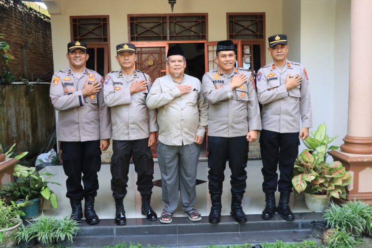 Kapolres Pematangsiantar, AKBP Yogen Heroes Baruno SH, SIK, kunjungi kediaman Ketua PD. Muhammadyah Kota Pematangsiantar, Ir. H. Sailan Nasution MM, pada Rabu (12/3/2025) pagi.