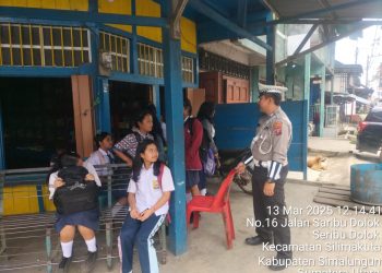 Sat Lantas Polres Simalungun menggelar penyuluhan kepada masyarakat dan anak sekolah tentang pentingnya tertib berlalu lintas, di simpang empat Saribu Dolok, pada Kamis (13/3/2025).