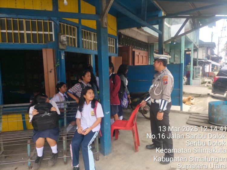 Sat Lantas Polres Simalungun menggelar penyuluhan kepada masyarakat dan anak sekolah tentang pentingnya tertib berlalu lintas, di simpang empat Saribu Dolok, pada Kamis (13/3/2025).