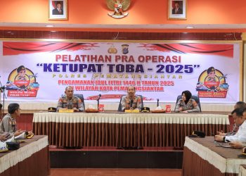 Kapolres Pematangsiantar, AKBP Yogen Heroes Baruno SH, SIK, diwakili Wakapolres, Kompol Hendrik Situmorang, MM, pimpin Latpra Ops Mantap Ketupat Toba 2025, di Aula Mako Polres Pematangsianțar, pada Selasa (18/3/2025) siang.