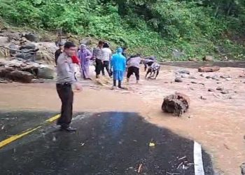 Polres Simalungun terus melakukan upaya evakuasi dan pembersihan material longsor dan banjir yang terjadi di kawasan Huta Soalan, Sibaganding, Kabupaten Simalungun.