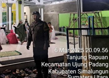 Bhabinkamtibmas Polsek Bosar Maligas, Aiptu J.S. Butar Butar, melakukan monitoring terhadap pelaksanaan Sholat Tarawih di dua masjid, pada Kamis (6/3/2025), pukul 20.00 WIB.