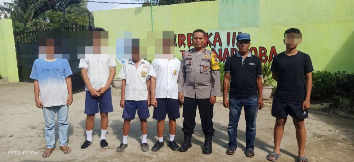 Bhabinkamtibmas Kelurahan Tanjung Pinggir, Aipda Abdul Malik, mediasi perkara perkelahian antar pelajar, di Jalan Rindung, Kelurahan Tanjung Pinggir, Kecamatan Sianțar Martoba, Kota Pematangsianțar, pada Senin (17/3/2025) sore, pukul 16.00 WIB.