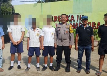 Bhabinkamtibmas Kelurahan Tanjung Pinggir, Aipda Abdul Malik, mediasi perkara perkelahian antar pelajar, di Jalan Rindung, Kelurahan Tanjung Pinggir, Kecamatan Sianțar Martoba, Kota Pematangsianțar, pada Senin (17/3/2025) sore, pukul 16.00 WIB.