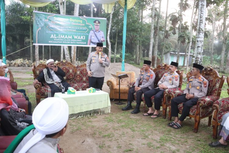 Kapolres Simalungun, AKBP Choky Sentosa Meliala, S.I.K., S.H., M.H, bersama jajaran Polres Simalungun menggelar safari ramadhan, di Pesantren Al Imam Waki, pada Selasa (11/3/2025).
