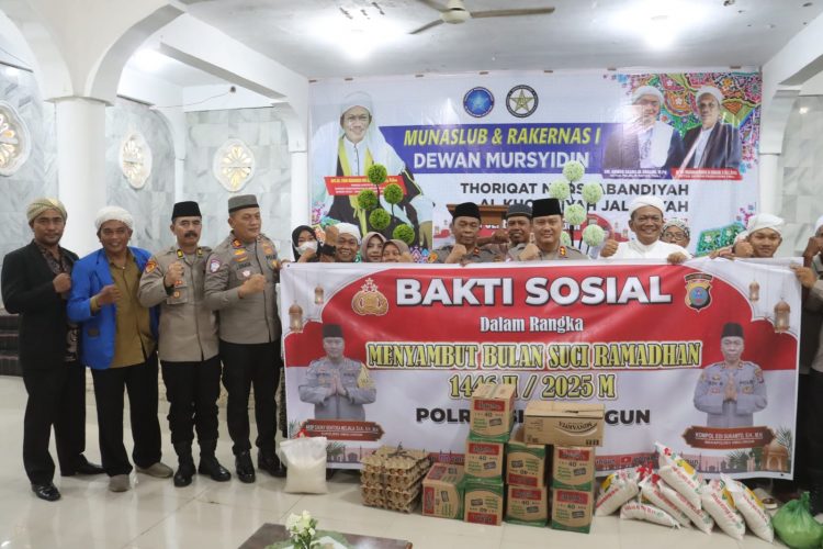 Kapolres Simalungun, AKBP Choky Sentosa Meliala, S.I.K., S.H., M.H, menggelar kegiatan bakti sosial dalam rangka pelaksanaan Bakti Religi Polri Safari Ramadhan, di Pondok Persulukan Yayasan Dr. Syekh Salman Daim Thariqat Naqsyabandiyah Al-Kholidiyah Jalaliyah, pada Sabtu (8/3/2025).