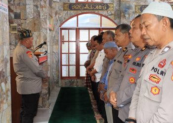 Polres Pematangsiantar menggelar sholat ghoib untuk personil Polda Lampung yang telah meninggal dunia sebagai bentuk penghormatan dan doa bersama, di Masjid Safarul Qodri Polres Pematangsiantar, pada Selasa (18/3/2025) siang.