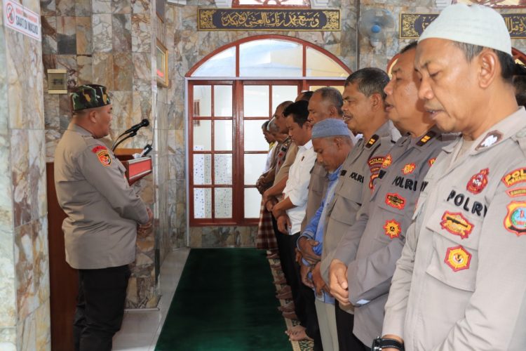 Polres Pematangsiantar menggelar sholat ghoib untuk personil Polda Lampung yang telah meninggal dunia sebagai bentuk penghormatan dan doa bersama, di Masjid Safarul Qodri Polres Pematangsiantar, pada Selasa (18/3/2025) siang.