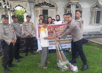 Kapolsek Siantar Timur, IPTU Edy J.J. Manalu SH, MH, bersama jajaran menebar kebaikan dengan menggelar kebersihan atau kurve, di Mesjid Al- Falah, Jln. Kertas, Kelurahan Siopat Suhu, Kecamatan Siantar Timur, Kota Pematangsiantar, pada Sabtu (15/3/2025) pagi, pukul 09.00 WIB.