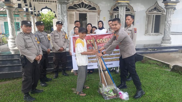 Kapolsek Siantar Timur, IPTU Edy J.J. Manalu SH, MH, bersama jajaran menebar kebaikan dengan menggelar kebersihan atau kurve, di Mesjid Al- Falah, Jln. Kertas, Kelurahan Siopat Suhu, Kecamatan Siantar Timur, Kota Pematangsiantar, pada Sabtu (15/3/2025) pagi, pukul 09.00 WIB.