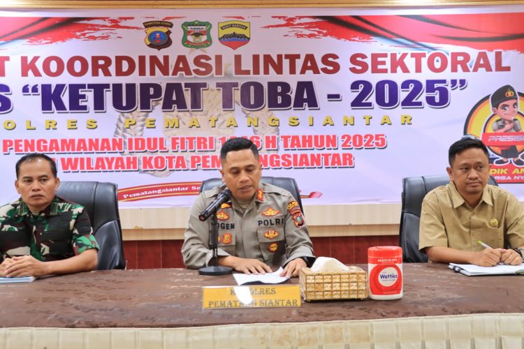 Kapolres Pematangsianțar, AKBP Yogen Heroes Baruno SH, SIK, pimpin Rapat Koordinasi Lintas Sektoral Ops Ketupat Toba tahun 2025 dalam rangka pengamanan Hari Raya Idul Fitri 1446 H, di Aula Polres Pematangsiantar, pada Senin (17/3/2025) pagi.