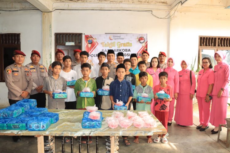 Polres Pematangsiantar, berbagi takjil kepada anak - anak yatim Panti Asuhan Melati Muhammadiyah yang terletak di Jalan Sumbawa, Kelurahan Bantan, Kecamatan Siantar Barat, pada Rabu (12/3/2025) sore.